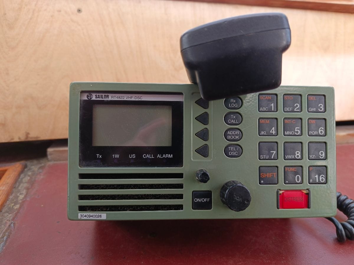 SAILOR RT4822 VHF-DSC - готовность 1 (отличное состояние)